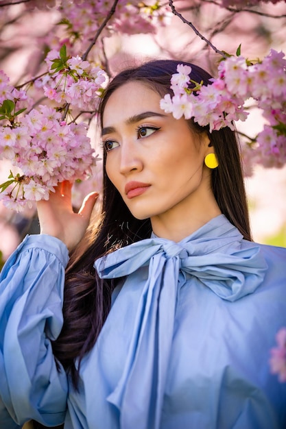 Porträt einer schönen Frau mit einer rosa Blume