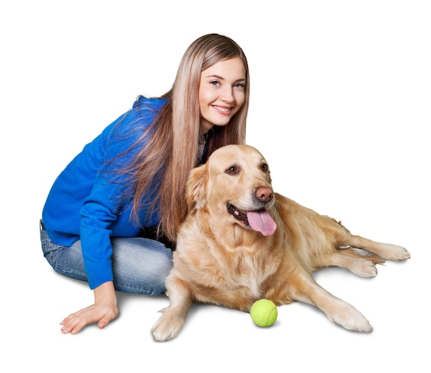 Porträt einer schönen Frau mit Hund im Hintergrund