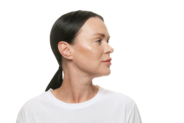 Porträt einer schönen Frau mit klarer Haut, die isoliert über weißem Studiohintergrund posiert Kosmetologie-Konzept