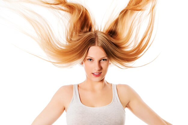 Foto porträt einer schönen frau mit langen haaren auf weißem hintergrund