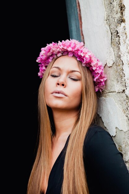 Foto porträt einer schönen frau mit rosa blumen