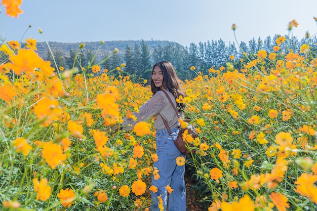 Porträt einer schönen Frau posiert für Fotografie Besuchen Sie die gelben Blumenfelder auf der Jim Thompson Farm