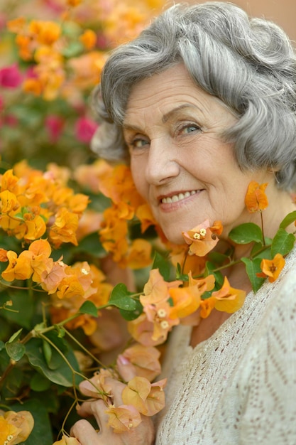Porträt einer schönen glücklichen älteren Frau