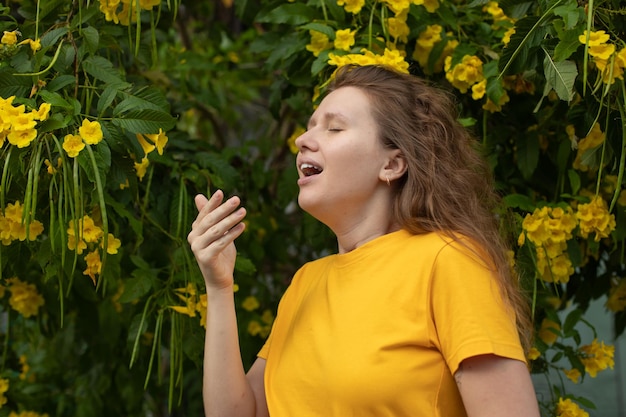 Foto porträt einer schönen jungen allergischen frau leidet an pollenallergie oder erkältung auf natur