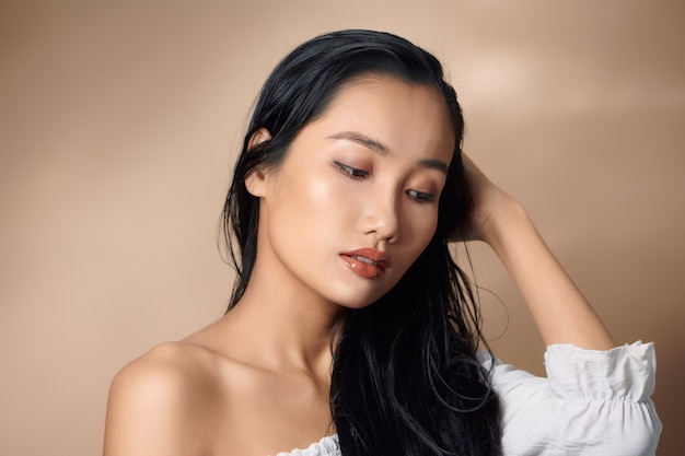 Porträt einer schönen jungen Asiatin mit makelloser Haut und perfektem Make-up