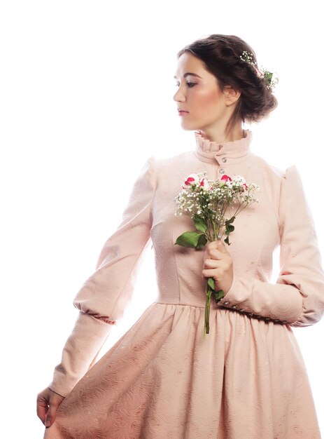 Porträt einer schönen jungen Braut in einem rosa Kleid, isoliert auf weißem Hintergrund