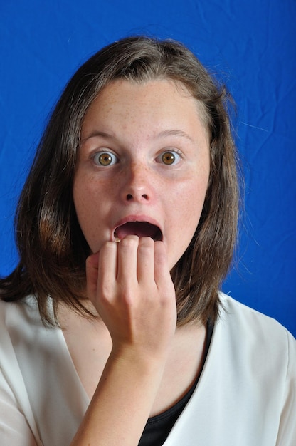 Porträt einer schönen jungen Frau auf blauem Hintergrund