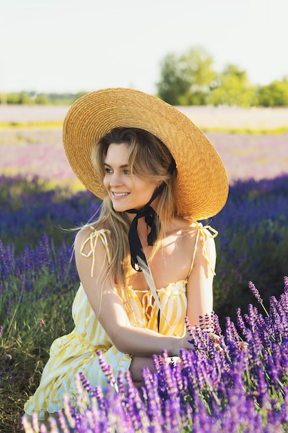 Porträt einer schönen jungen Frau auf einem Feld voller Lavendelblüten