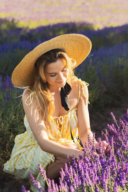 Porträt einer schönen jungen Frau auf einem Feld voller Lavendelblüten