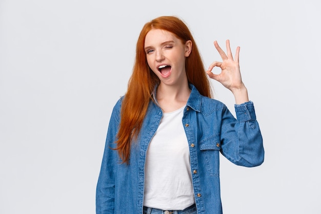 Porträt einer schönen jungen Frau auf weißem Hintergrund
