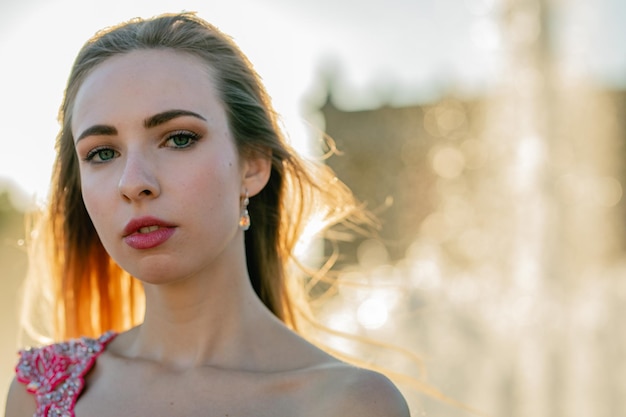 Porträt einer schönen jungen Frau beim Sonnenuntergang