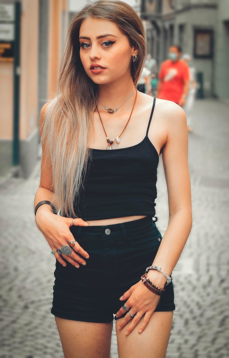 Foto porträt einer schönen jungen frau, die im freien steht