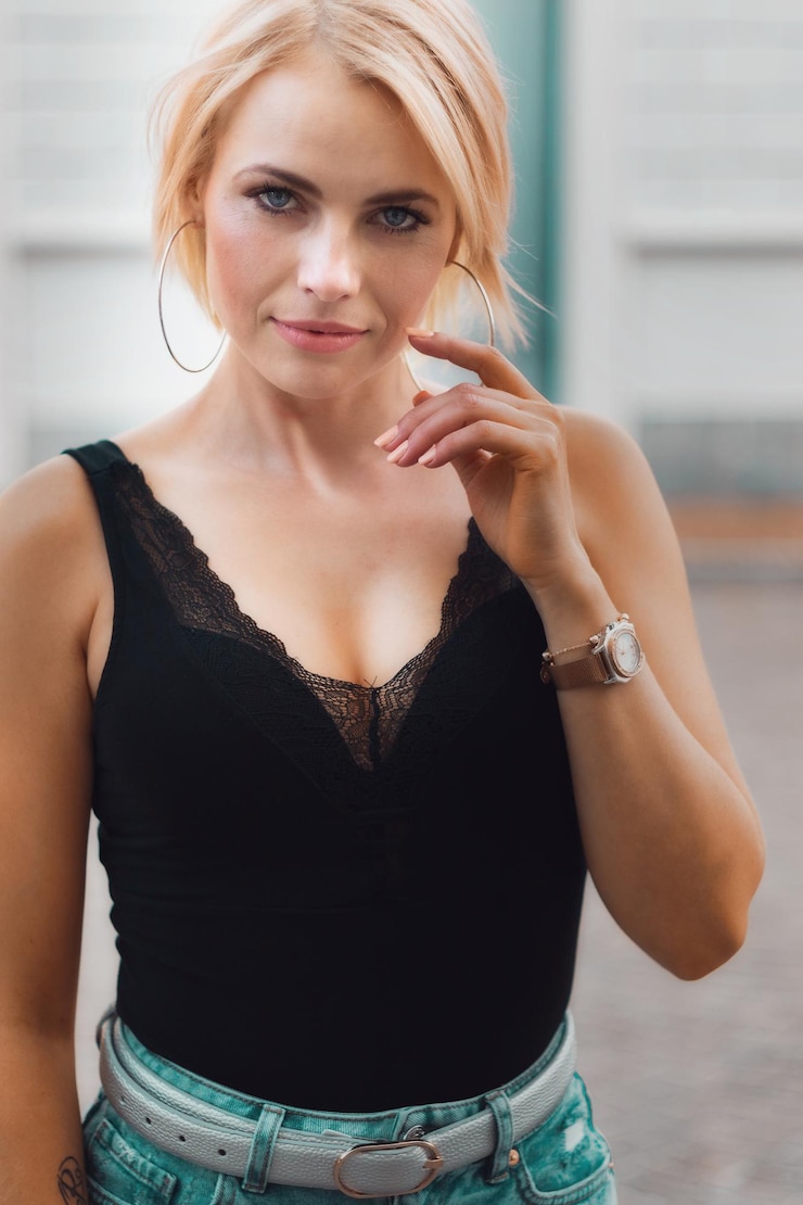 Foto porträt einer schönen jungen frau, die im freien steht