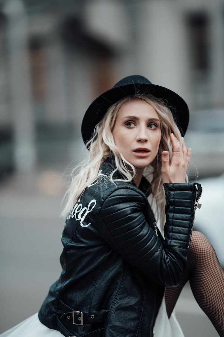 Foto porträt einer schönen jungen frau mit hut