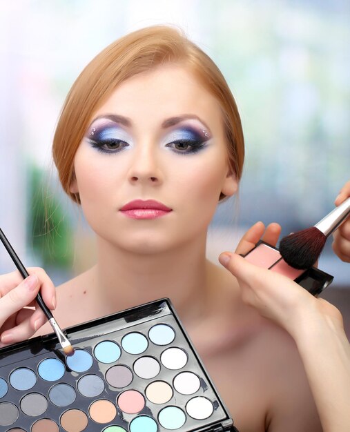 Porträt einer schönen jungen Frau mit Make-up im Schönheitssalon