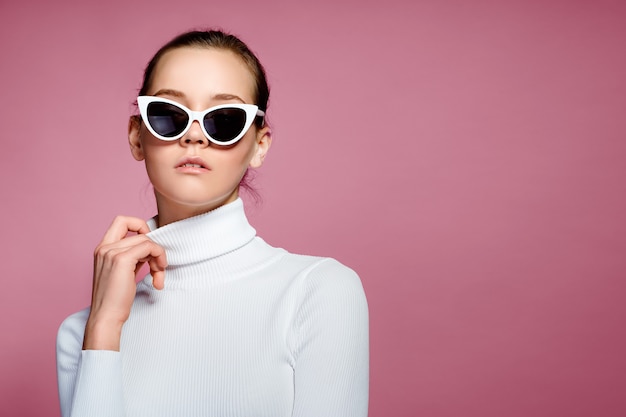 Porträt einer schönen jungen Frau mit Sonnenbrille