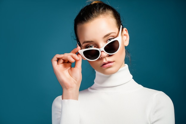 Porträt einer schönen jungen Frau mit Sonnenbrille