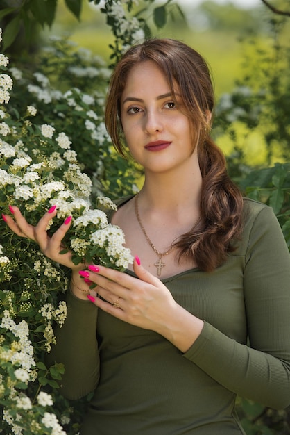 Porträt einer schönen jungen Frau, umgeben von weißen kleinen Blumen