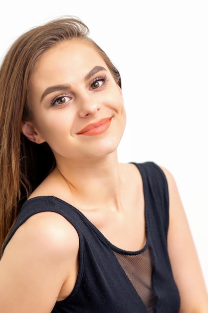 Porträt einer schönen jungen kaukasischen lächelnden Brunettefrau mit dem langen glatten Haar