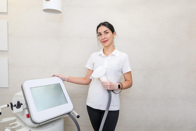 Porträt einer schönen Meisterin der Laser-Haarentfernung in einem Schönheitssalon