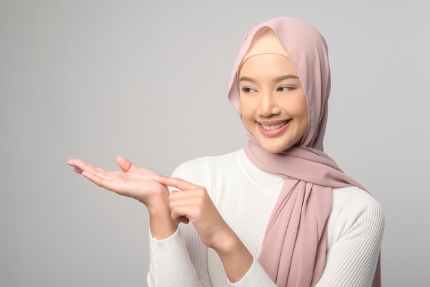 Porträt einer schönen muslimischen Frau mit Hijab über weißem Hintergrundstudio