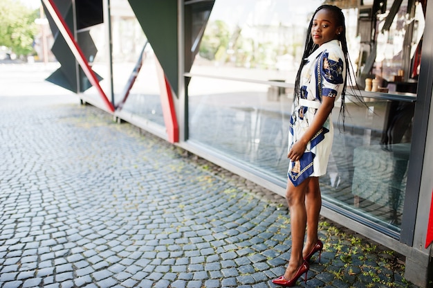 Porträt einer schönen natürlichen jungen afrikanischen Frau mit Afrohaar im Kleid.