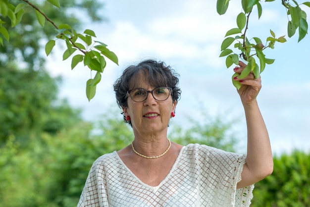 Porträt einer schönen reifen Frau im Garten