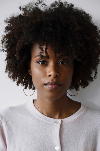 Porträt einer schönen schwarzen Frau mit Afro auf weißem Hintergrund