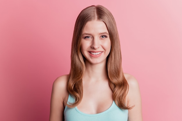 Porträt einer schönen süßen, entzückenden positiven Dame, die ein strahlendes Lächeln auf rosafarbenem Hintergrund hat