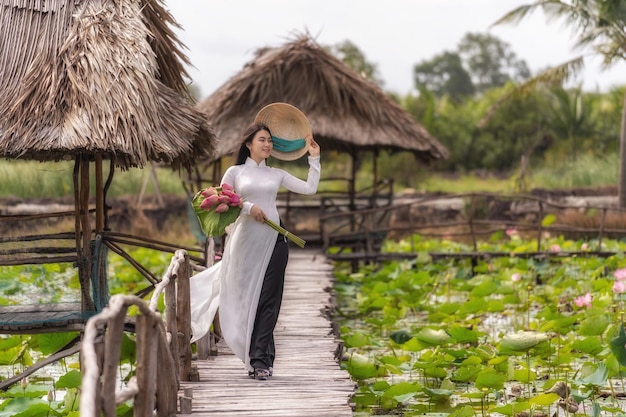 Porträt einer schönen Vietnamesin mit traditionellem Vietnam-Hut