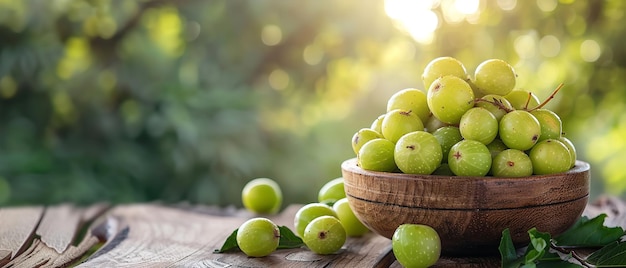 Porträt einer Schüssel mit Amla-Fruchten oder indischen Stachelbeeren auf einem Holztisch mit einem großen verschwommenen Naturhintergrund auch als natürliche Kräuter verwendet Generative KI