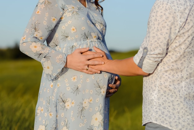 Porträt einer schwangeren Frau mit ihrem Freund. Glückliches Paar, das ein Baby, junges Familienkonzept erwartet