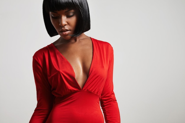 Porträt einer schwarzen Frau im roten Kleid