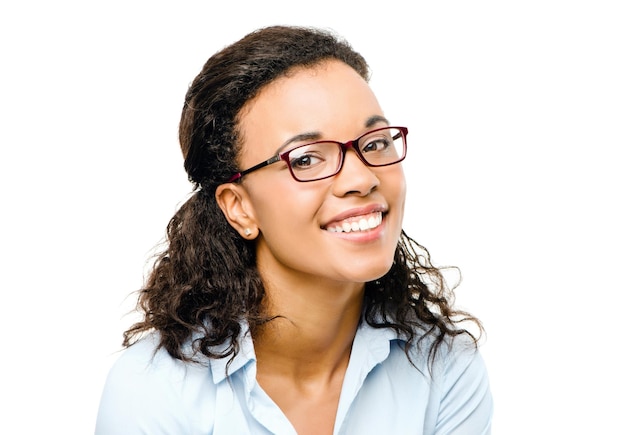 Porträt einer schwarzen Frau oder Modebrille auf isoliertem weißem Hintergrund für zukünftige Ideen, Erfolgsmentalität oder intelligente Zielvorgaben. Lächeln Sie glücklich oder Geschäftsmitarbeiter und Visionsaugen kümmern sich auf einem nachgebildeten Hintergrund