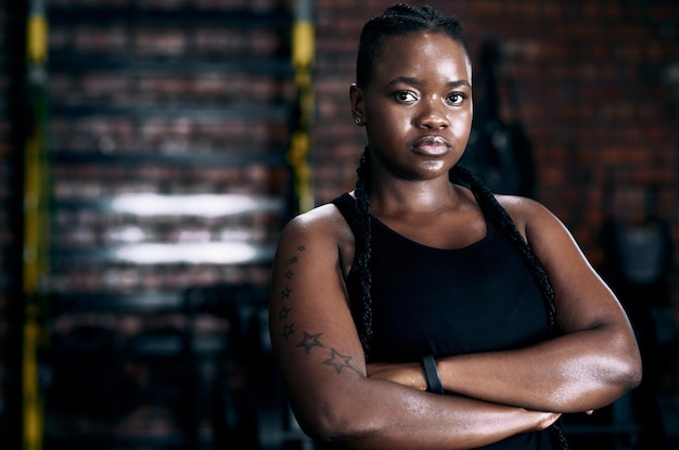 Porträt einer schwarzen Frau und Fitnessstudio für Fitnesstraining und Selbstvertrauen für Sporttraining Ernsthafter Bodybuilder und Cardio für Körpergesundheit und Wellness aktiv und Herausforderung für eine afrikanische Person im Studio