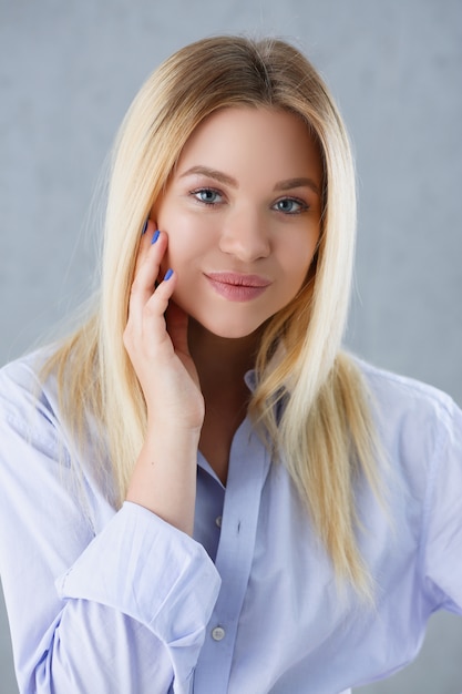 Porträt einer sexy Frau im Hemd eines Mannes tragend