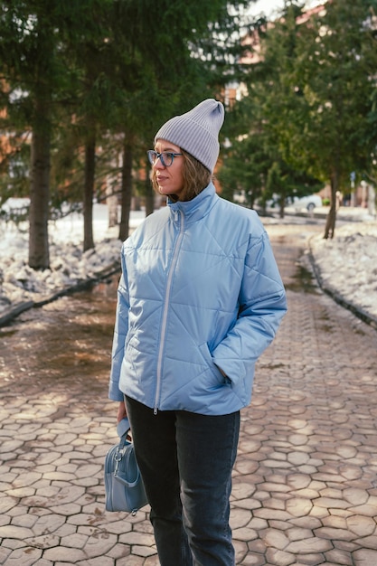 Porträt einer stilvollen Frau im Frühlingsporträt der blauen Jacke im Freien