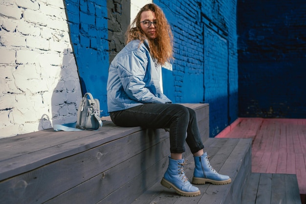 Porträt einer stilvollen Frau im Frühlingsporträt der blauen Jacke im Freien