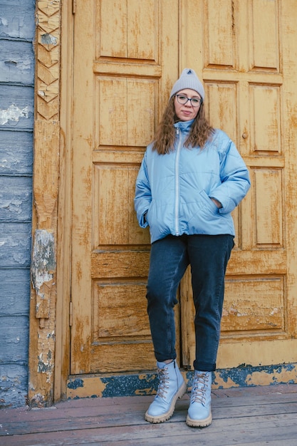 Porträt einer stilvollen Frau in blauer Jacke Frühlingsporträt im Freien