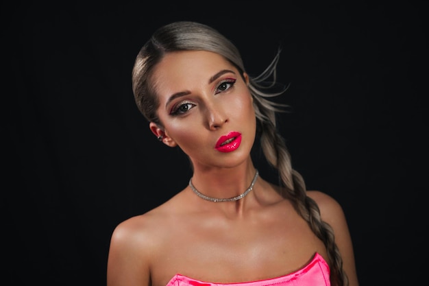 Porträt einer stilvollen jungen Frau mit platinblonder Frisur und perfektem Make-up Ein modisches Modellmädchen mit perfekter Haut und trendigen rosa Lippen