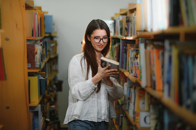 Porträt einer Studentin, die in der Bibliothek studiert