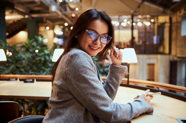 Porträt einer süßen Frau, die bei der Arbeit ist