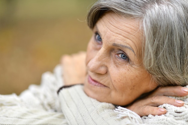 Porträt einer süßen Seniorin in der Natur