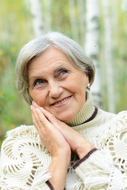 Porträt einer süßen Seniorin in der Natur