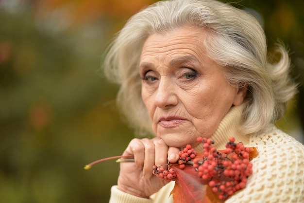 Porträt einer traurigen Seniorin im Herbstpark hautnah