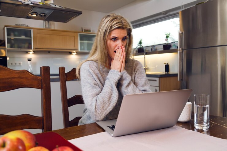 Foto porträt einer überraschten frau mit laptop