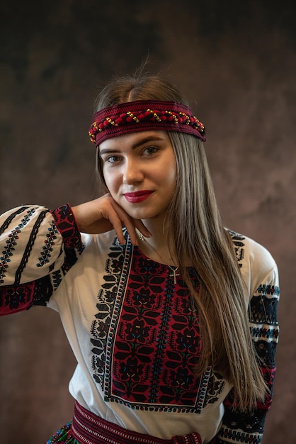 Porträt einer ukrainischen jungen Dame in nationaler Vyshyvanka-Tracht und Schal