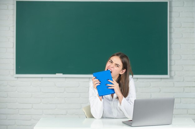 Porträt einer verrückten jungen Studentin an der Universität oder am Gymnasium, lustiges Mädchen-Lernkonzept