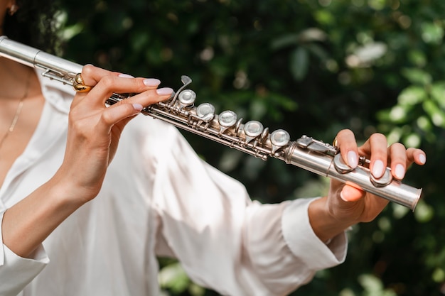 Porträt einer weiblichen Musikerin, die ein Blasinstrument für den Weltmusiktag spielt