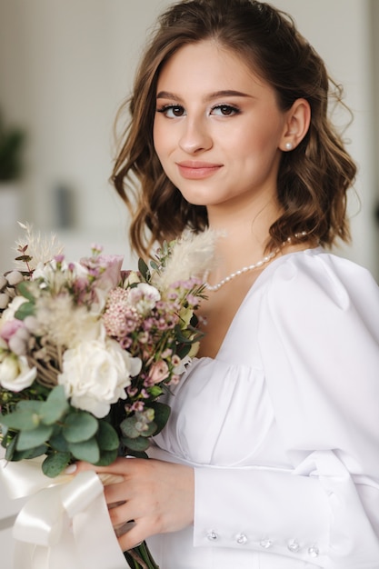 Porträt einer wunderschönen Braut im Studio, Nahaufnahme einer eleganten Frau, die für die Fotografin posiert